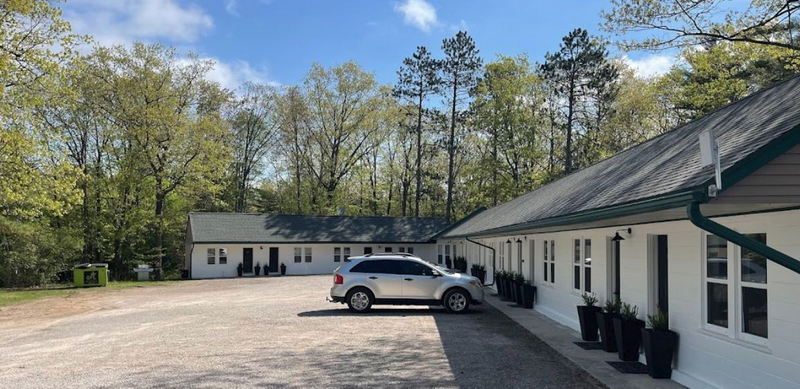 Inland Lakes Motel (Johnson Motel) - Web Listing (newer photo)